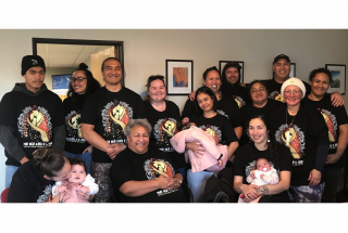 A large group of Te Hapiro Ora members gathered together, including 3 holding babies.